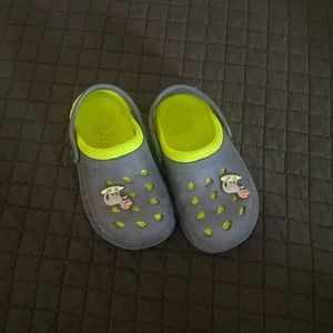 Croc style  shoe